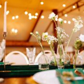 Blumendekorationen auf dem Banketttisch im Restaurant. Hochzeit, Geburtstag, Party, Veranstaltungskonzept.