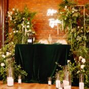 Ein Banketttisch im Restaurant, der vor dem Bankett gedeckt wird. Das Werk professioneller Floristen.