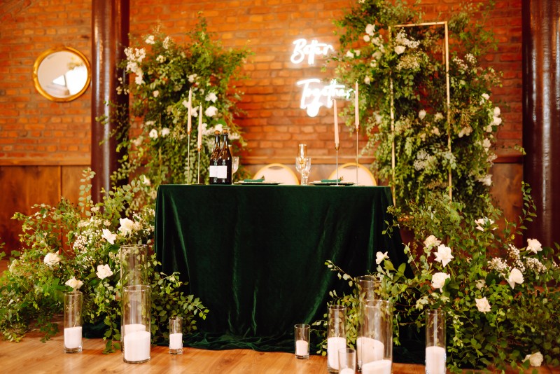 Ein Banketttisch im Restaurant, der vor dem Bankett gedeckt wird. Das Werk professioneller Floristen.