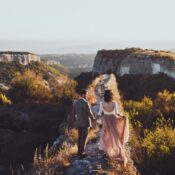 Intimes Hochzeitspaar in der Natur