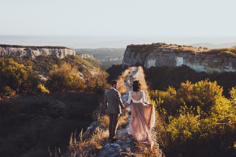 Intimes Hochzeitspaar in der Natur