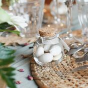 HochzeitsTischdekoration mit Gastgeschenken und Blumen